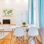 Cozy Design - Near Keleti & Citypark Apartman Budapest
